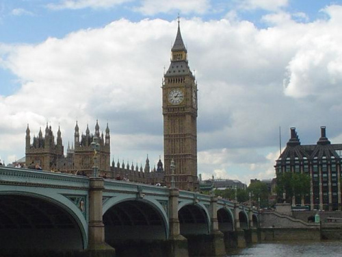 Parlament z wierzchu wyglada bardzo ladnie jednak w srodku jest troche mniej ciekawie, ciagle konserwacje, przebudowy:) #BigBen #chmurki #most #Parlament #Tamiza #zegar #Londyn #Niebo