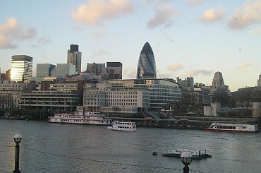 Panorama nowego miasta:) #budynki #chmurki #Londyn #NoweMiasto #Tamiza #statek #Niebo