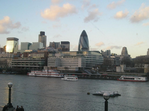 Panorama nowego miasta:) #budynki #chmurki #Londyn #NoweMiasto #Tamiza #statek #Niebo