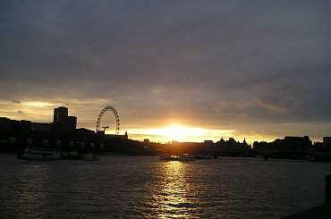 Sloneczko zachodzi kolo londynskiego oka:) #LondonEye #Tamiza #ZachódSłońca #Niebo #Londyn