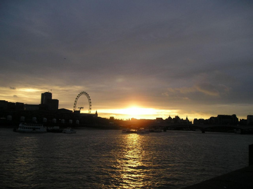 Sloneczko zachodzi kolo londynskiego oka:) #LondonEye #Tamiza #ZachódSłońca #Niebo #Londyn