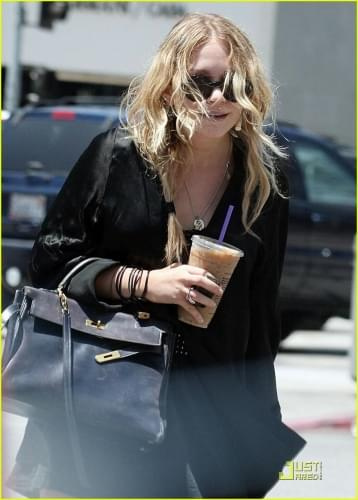 MK getting iced coffee in Los Angeles-paparazzi lipiec 2008