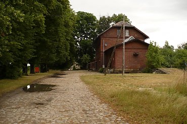 SŁAWNIOWICE - dawna stacja kolejowa (wówczas Gross Kunzendorf), kolej prowadziła do Deutsch Wette (dziś Nowy Świętów). Długość odcinka to 12 km, ruch osobowy pociągami odbywał się od roku 1960 #Sławniowice #Kunzendorf #stacja #dworzec