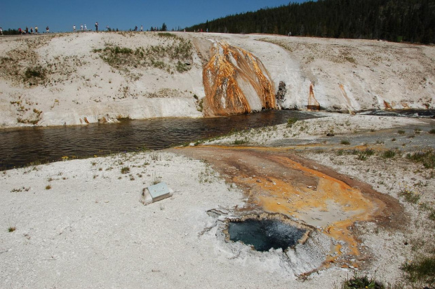 czysta woda w gorącym jacuzzi Yellowstone, ale spływają jakieś brudy po kąpiących ...