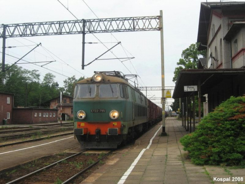12.07.2008 (Czerwieńsk ) ET22-795 rusza z stacji z pociągiem towarowym do (Orlen) Rafineria - Płock.