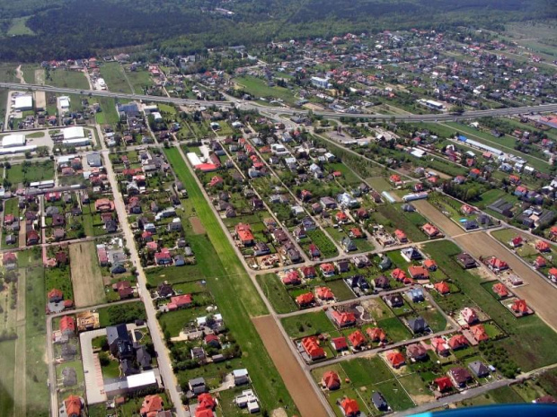 Kiełpin gm. Łomianki, w tle Dziekanów Leśny