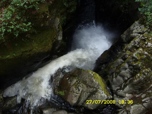 Domowe Sushi, piwko przed domem, opalanie, pranie... a potem wizyta nad wodospadem Aira Force i nad jeziorem Ullswater, w okolicznym pięknym miejscu, a na koniec kąpiel w Edenie z M i Krysią... ah wakacje...