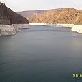To jest rzeka Colorado.. Powinna sobie plynac i plynac az do Meksyku ale... tak nie jest. Amerykanie postawili tamy i zabieraja dla siebie prawie cala wode :))) NICE!! #HooverDam #Tama #Arizona #Nevada #ColoradoRiver