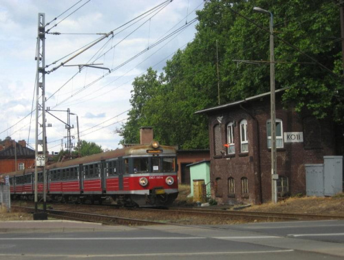 03.08.2008 EN57-610 + EN57 + EN57 jako pociąg specjalny do Wrocławia Gł, opuszcza stację i mija nastawnię 11.