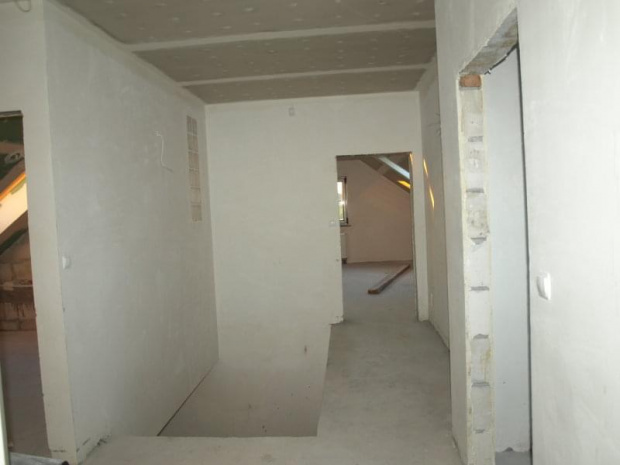 korytarz widok z wejścia do małego pokoju