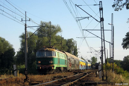 31.07.2008 ET22-370 wjeżdża do Kostrzyna z pociągiem dodatkowym rel.Jelenia Góra - Kostrzyn. W składzie widać wagon piętrowy Bhp w oryginalnym mal.oliwkowym.