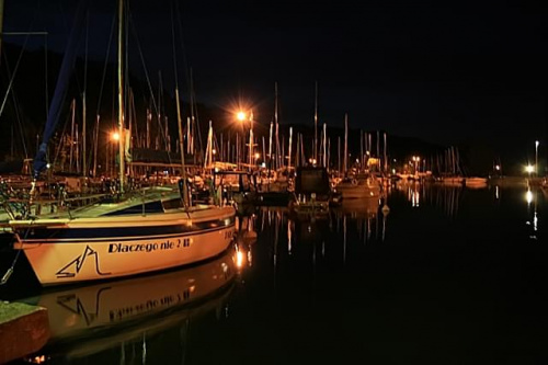 port nocą pięknie wyglada