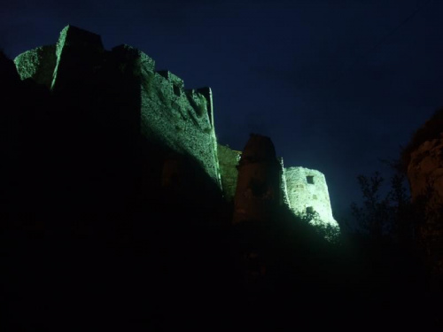 Zamek Spisski hrad na Słowacji nocą (01)