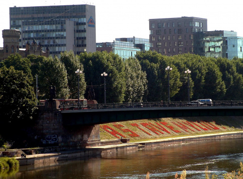 Nad Wilią.Zielony most(jeden z najstarszych mostow Wilna).Napis z kwiatow /czyta sie : ASZ TAWIA MILU/ JA CIE KOCHAM:) #Wilno