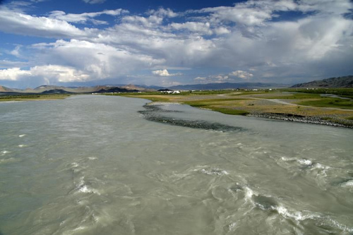 Ałtaj Mongolski. Rzeka Chovd mętna od niesionych zawiesin #ałtaj #mongolia #góry