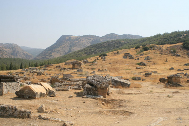 Hierapolis, Nekropola północna - chorzy tak licznie przybywający do leczniczych źródeł Pamukkale nie zawsze wracali do domów po odbytej kuracji... Jeden z największych cmentarzy Anatolii