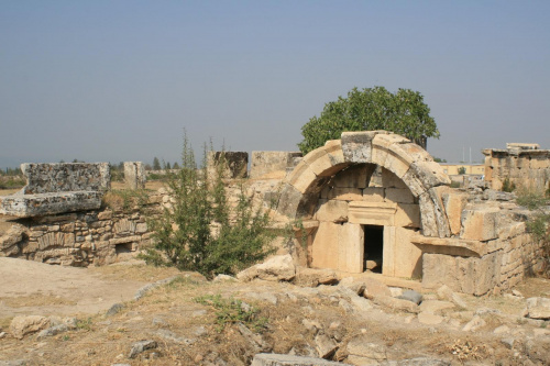 Hierapolis, Nekropola północna - chorzy tak licznie przybywający do leczniczych źródeł Pamukkale nie zawsze wracali do domów po odbytej kuracji... Jeden z największych cmentarzy Anatolii