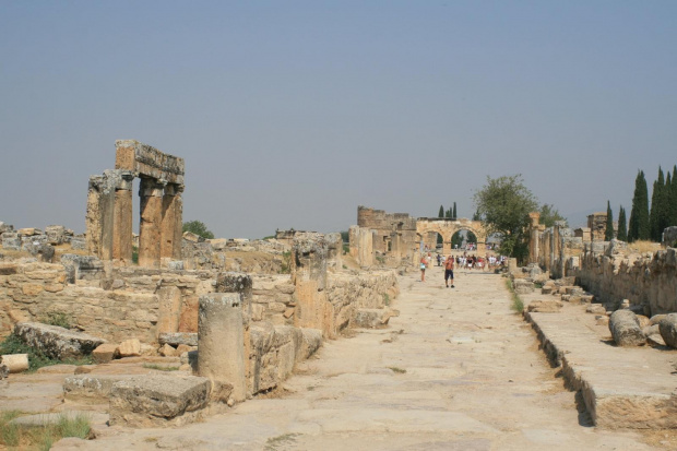 Widok z Bramy Północnej na Hierapolis of Phrygia