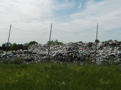 bariry broniące ludność Olecka przed wylewnością i wyziewami burmistrza