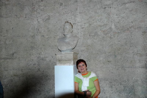 Chorwacja-Split-w antycznym pałacu Dioklecjana przy jego popiersiu