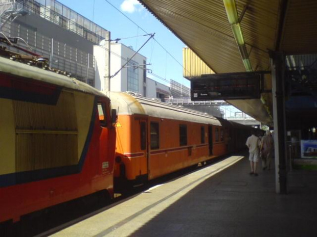 ET22-2000 i wagon pocztowy