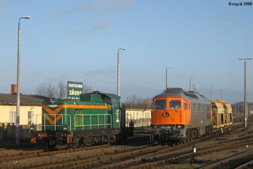 21.12.2008 Kostrzyn 232 850-8 spółki EKO Trans manewruje obok SM42-989 która za chwilę rozpocznie manewry na stacji towarowej.