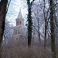 Kościół w Strzelcach Wielkich w zimowej scenerii .