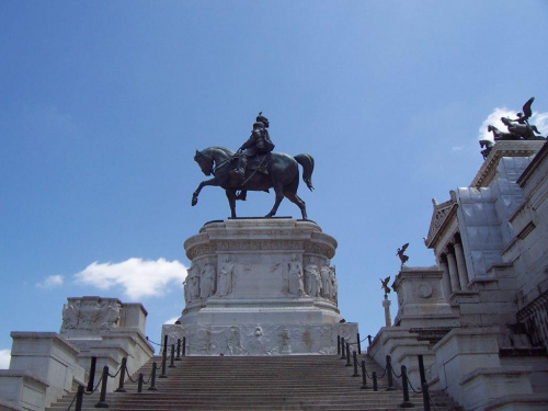Olbrzymi pomnik poświęcony Wiktorowi Emanuelowi II, za panowanie którego Włochy zostały ostatecznie zjednoczone.