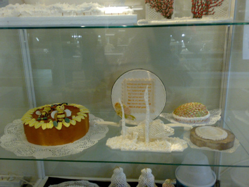 Cukier, Woda i czekolada .
To tylko atrapa , ciastka są nie jadalne ;-) #Muzeum