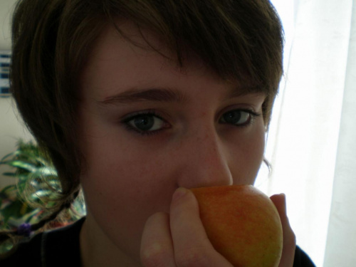 marzec 2007 #dziewczyna #twarz #jabłko