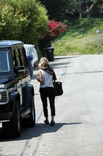 Ashley leaving her house in Mailbu-paparazzi lipiec 2007