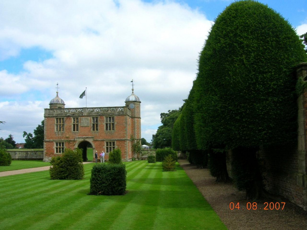 Charlecote Park - widok na brame wyjazdowa/wjazdowa