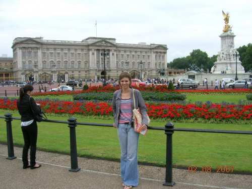 Buckingham Palace i Victoria Memorial -sliczne kwiay i bardzo duzo turystow i samochodow:) #londyn #wycieczka