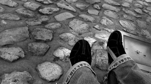 Zmęczone nogi madzoneza na krakowskim rynku #znajomi #ludzie #człowiek #kobieta #retro