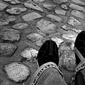 Zmęczone nogi madzoneza na krakowskim rynku #znajomi #ludzie #człowiek #kobieta #retro
