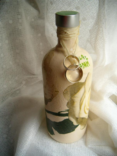 Butelka na weselną wódkę ozdobiona metodą decoupage