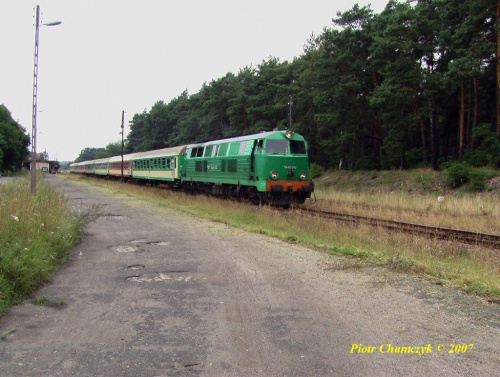 08.08.2007 pospieszny Kostrzyn - Chełm złapany na dawnej stacji Stobno. Stacja niestety już zamknięta. Pozostał przystanek i dróżnik przejazdowy sprzedający bilety :) #kolej #PKP #lato