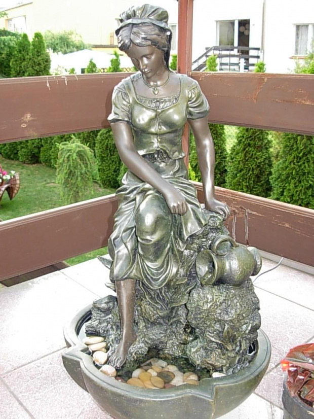 Dziewczyna z dzbankiem - fontanna