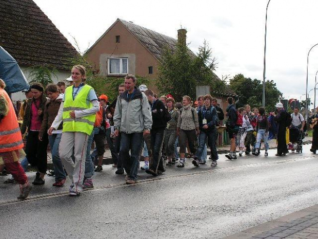 Pielgrzymka piesza Grupa Teczowa A. D. 2007. 29 lipca - 12 sierpnia z Kostrzyna nad Odrą na Jasną Górę. Tegoroczna liczyła 96 uczestników i znów przeszła ponad 440 kilometrów... #pielgrzymka