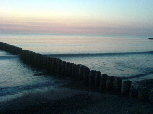 Jarosławiec - zachód słońca nad brzebiem morza