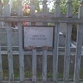 Zdjęcie tabliczki zawieszonej na ogrodzeniu cmentarza w SZCZUCINIE. Niech mi ktoś wytłumaczy co to ma wogóle znaczyć? #śmieszne