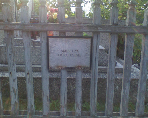 Zdjęcie tabliczki zawieszonej na ogrodzeniu cmentarza w SZCZUCINIE. Niech mi ktoś wytłumaczy co to ma wogóle znaczyć? #śmieszne
