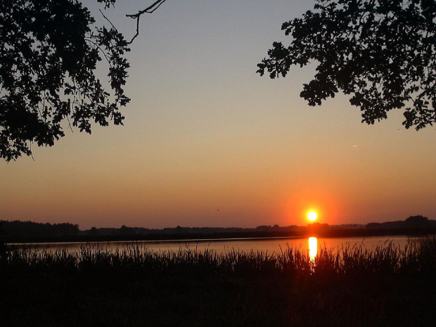 "...wieczorny szept kusi jak świeża krew...znajomy szept błaga o nieśmiertelnośc..." #zachód #jezioro