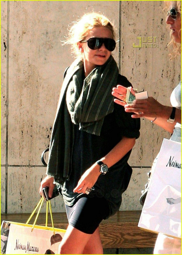 Ashley shops at Neiman Marcus-paparazzi sierpień 2007