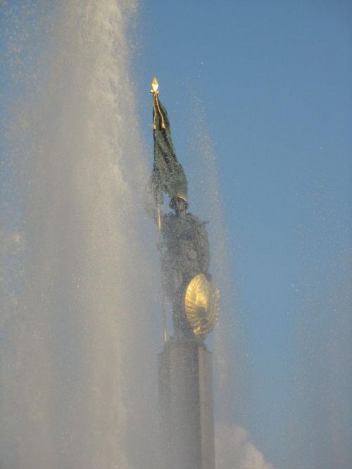 Pomnik żołnierza przy fontannie