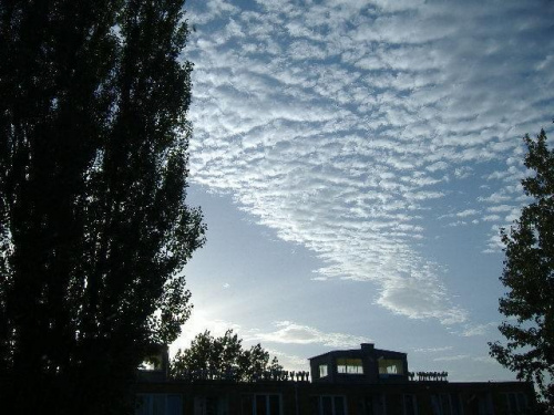 Zdjęcie z września 2006 #chmury #drzewa #góry #krajobrazy #niebo #zdjęcia #zachód #słońca #ZachódSłońca #samochód #humor