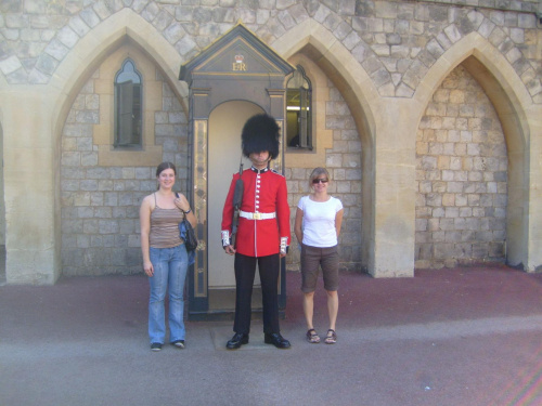Windsor--> z wizyta u Krolowej-- tutaj z jej bodyguardem:)