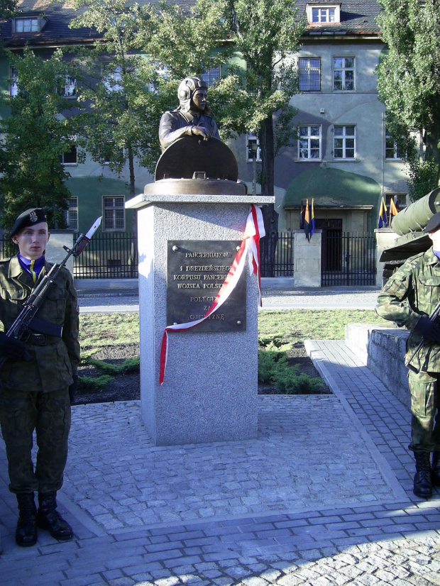 Pomnik Czołgisty przed odsłonięciem. #Militaria #Imprezy