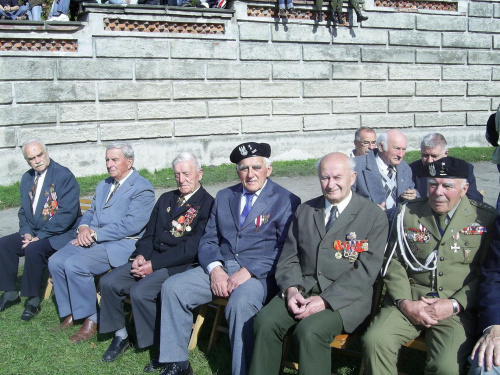 Zaproszeni kombatanci z Czech oraz 1 Korpusu Pancernego WP. I wszy z prawej por w st. spocz Jawny, mech-kier T-34 #Militaria #Plenerowe #Imprezy