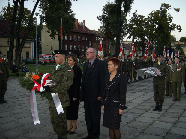 Delegacja szkoły z Gliwic im. Noblistów Polskich oraz były D-ca 34 BKPanc płk rez. A. Solnica #Militaria #Imprezy #Plenerowe